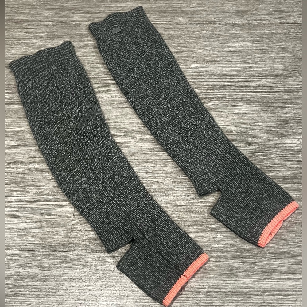 UNDER ARMOUR- Gray Knit leg Warmers with Pink Trim